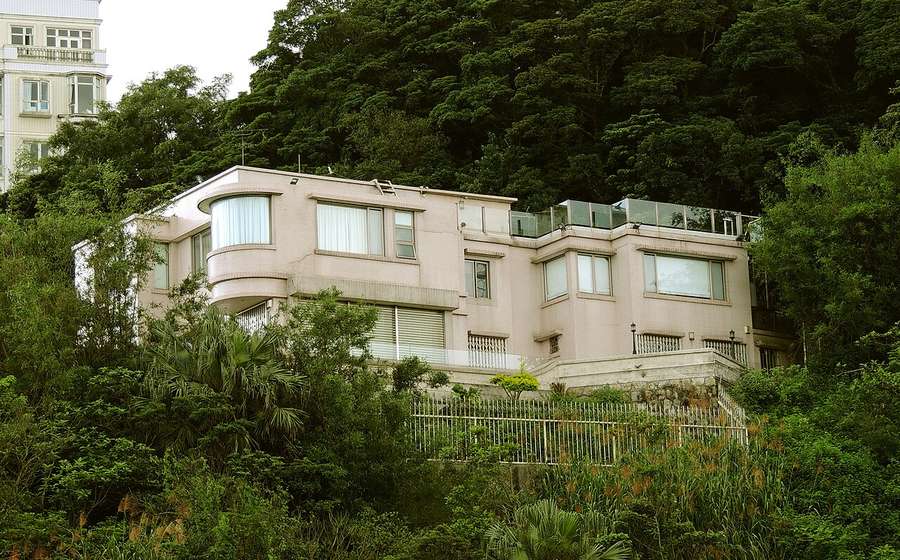 Detached residence on the green slopes of Victoria Peak (representative photo)