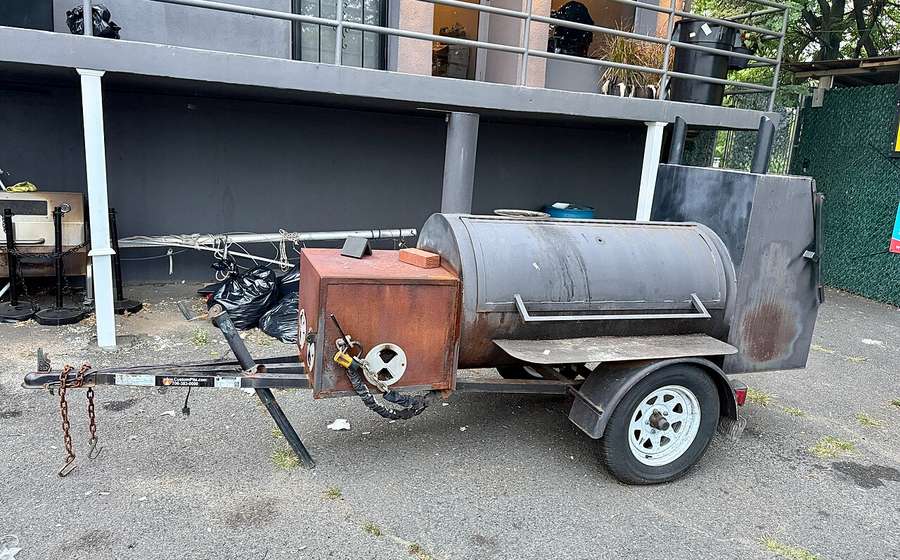 Trailer-mounted heavy-gauge offset barbecue smoker